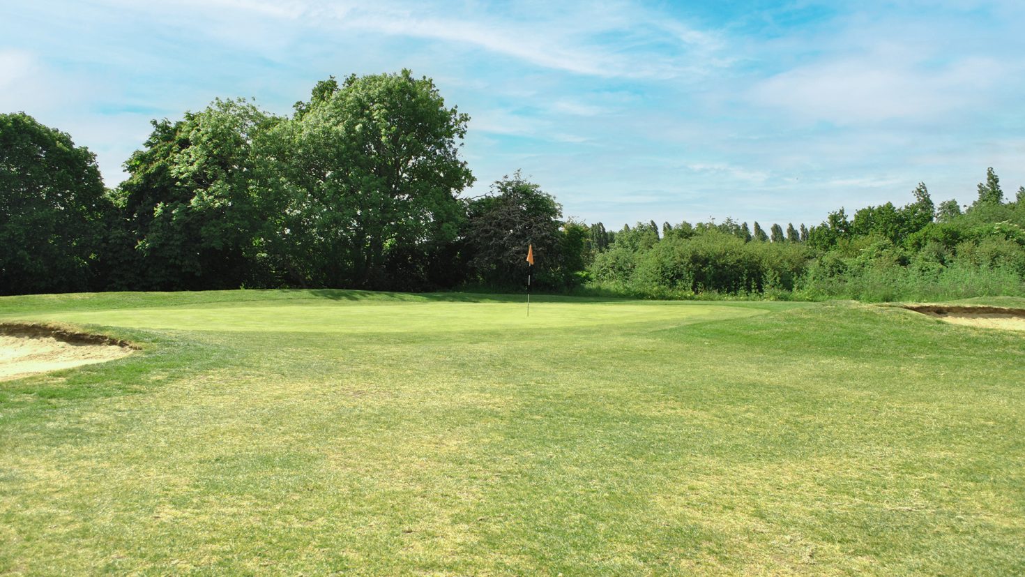 Hole 1 - Stevenage Golf and Conference Centre